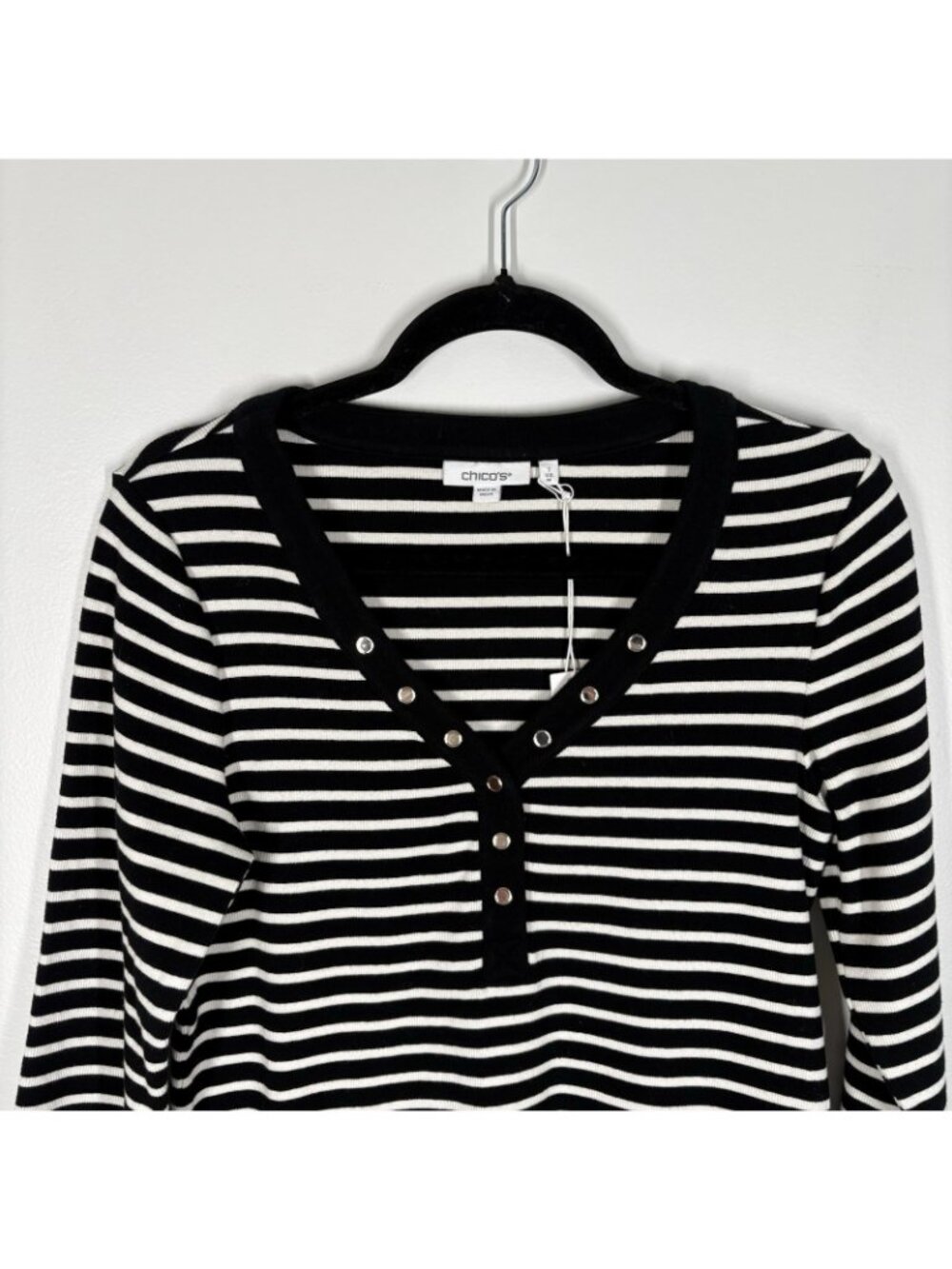 Chicos Sz 1 US M Black White 3/4 Sleeve Zenergy Ribbed Striped Henley Tee NWT - Picture 4 of 12